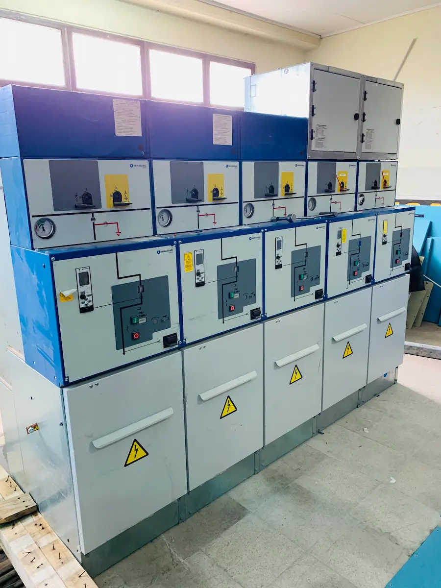 Celdas e interruptores Ormazábal de corte en vacío y SF6 para redes de media tensión 33 kV 13.2 kV